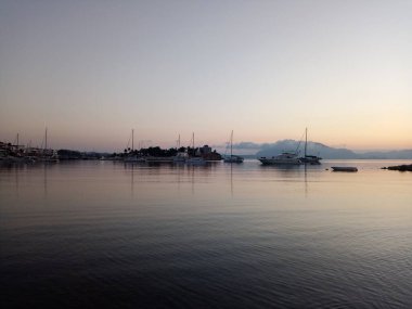 Gün batımından sonra deniz ve tekne manzarası. Doğanın silueti.