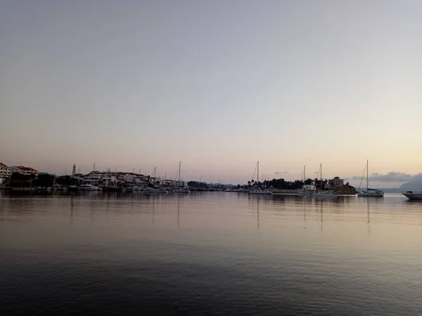 日没後の海とボートビュー 素晴らしい海と空 — ストック写真