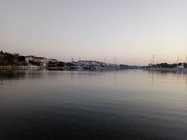 日没後の海とボートビュー 美しい空と海 — ストック写真