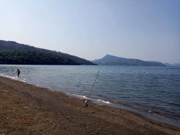 Balık Tutmak Için Olta Kamışı Deniz Kıyısında — Stok fotoğraf