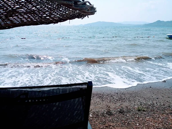 Волны Ударяются Берег Солнечные Шезлонги Плетеные Зонтики Hisaronu Marmaris — стоковое фото