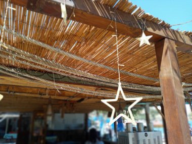 Yıldızlarla süslenmiş plaj. Yaz mevsimindeyiz. Tahta çatı..
