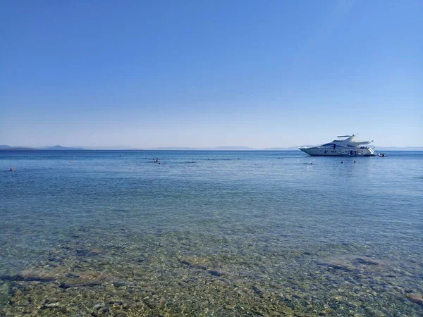 蓝天和大海人们在游泳 大海中央的漂亮游艇 Didim Turkey 图库图片
