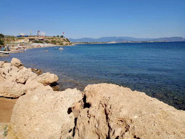 2番目の湾の上に遊園地とトルコの旗 美しい海と空 アルトンクム ディム トルコ — ストック写真