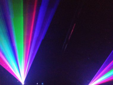 Karanlıkta renkli spot ışıkları.