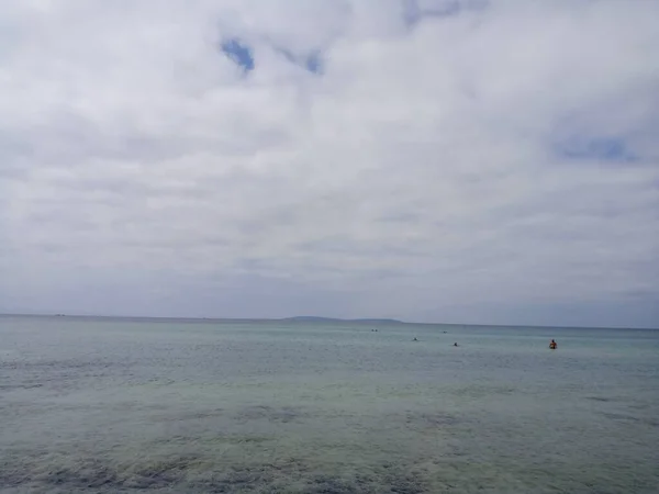 Bewolkt Weer Prachtige Zee Mensen Zwemmen — Stockfoto