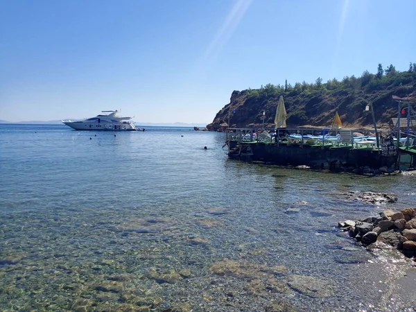 Guarda Chuvas Espreguiçadeiras Cais Mar Pequeno Iate Mar Baía Didim — Fotografia de Stock