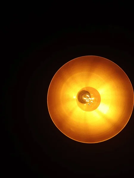 暗闇の中でメタルヴィンテージスタイルのランプ — ストック写真