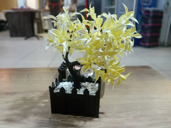 Eingetopfte Künstliche Gelbe Blume Cafe Dekoration — Stockfoto