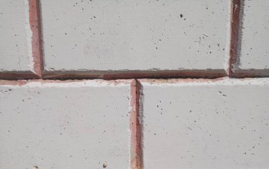 Tuğla bahçe duvarı. Beyaz renk.