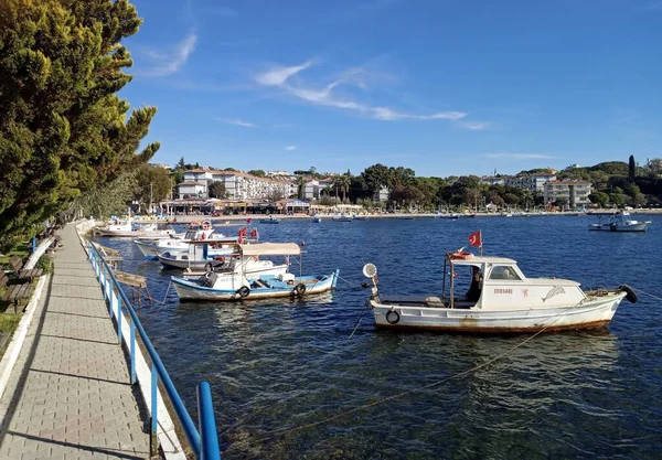 Σκάφη Στη Θάλασσα Όμορφη Γαλάζια Θάλασσα Και Ουρανός Μαβισεχίρ Ντιντίμ — Φωτογραφία Αρχείου