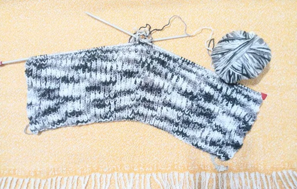 Yün ipliğiyle örgü örmek. Örgü iğneleri..