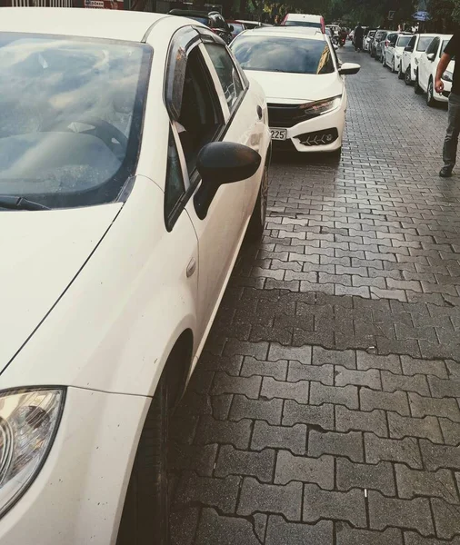 Cars Parked Narrow Road Traffic Problem — Stock Photo, Image