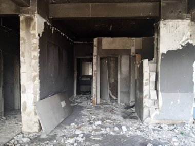 Bina yangından zarar görmüş. Yanmış bina.