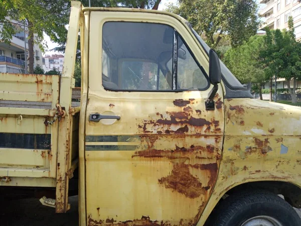 被遗弃的 没有牌照的旧皮卡生锈和破碎的卡车 — 图库照片