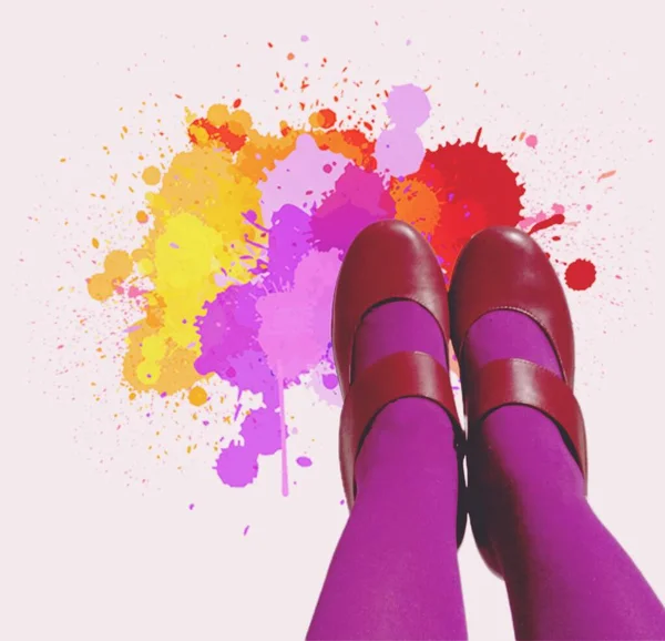 Meisje Rode Schoenen Kleurrijke Achtergrond — Stockfoto