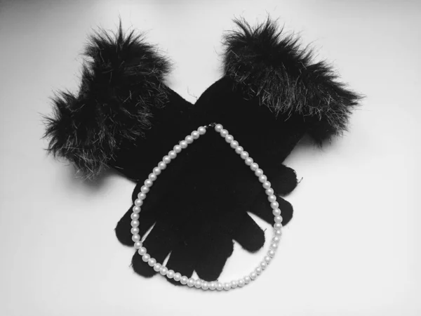 Collier Perles Blanches Gants Noirs Pour Femmes Collection Automne Hiver — Photo