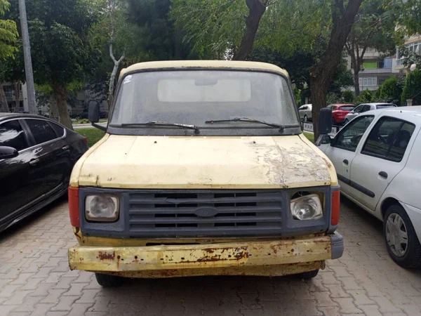 Uma Camioneta Enferrujada Frente — Fotografia de Stock