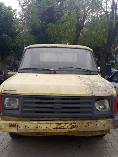 Camioneta Abandonada Sin Licencia Disparo Frontal Viejo Coche Roto Ciudad — Foto de Stock