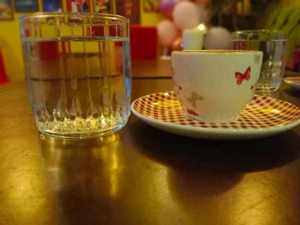 Traditioneller Türkischer Kaffee Und Ein Glas Wasser Nahaufnahme — Stockfoto