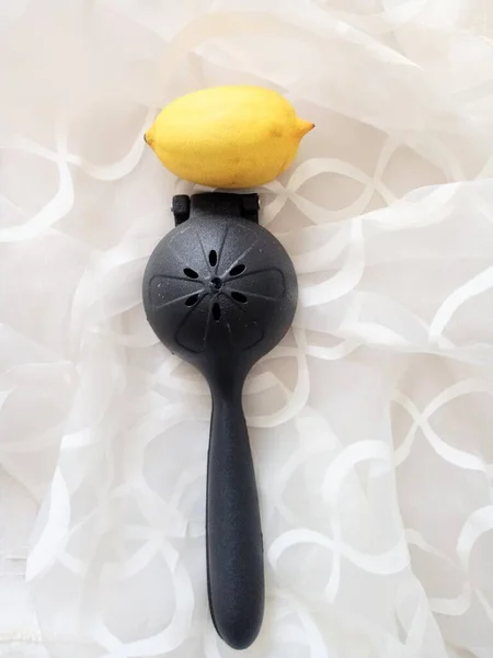 実用的なキャストレモンスクイーザーブラック レモンとキーザー — ストック写真