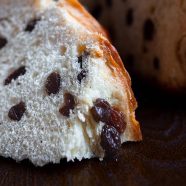 Üzümlü dilimlenmiş Paskalya pastası