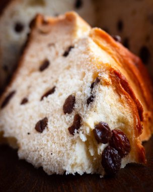 Üzümlü dilimlenmiş Paskalya pastası