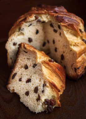 Üzümlü dilimlenmiş Paskalya pastası