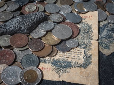 Gümüş külçeli eski antika sikkeleri ve eski Sovyet banknotlarını kapatıyoruz.