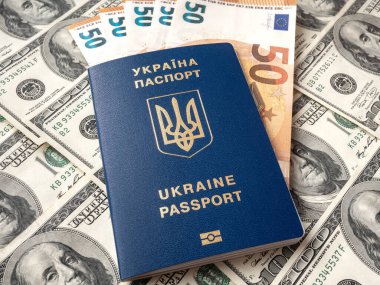 Ukrayna biyometrik pasaportu ve içinde Amerikan dolarlarının arka planında 50 avroluk banknotlar var