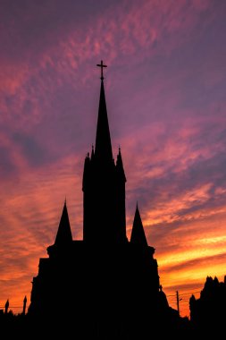 Manzara günbatımının siluetinde kilise binası. 
