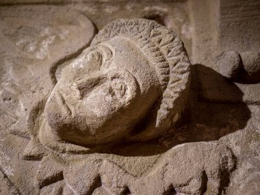 Eski kaledeki taş duvarda güzel bir kadın rahatlaması 