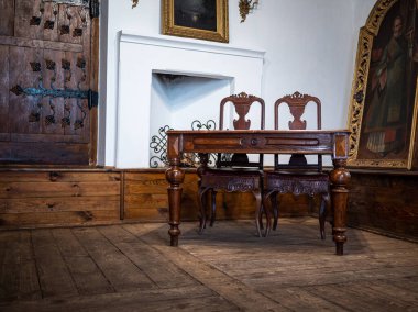 Şöminesi ve masası olan eski bir ortaçağ kalesinin içinde.