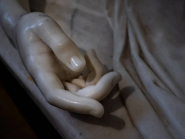 人間の手の古い大理石像の詳細 灰色の背景にアーム大理石彫刻 — ストック写真