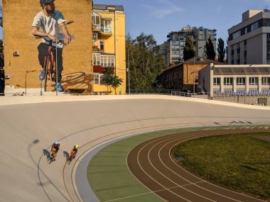 Ukrayna, Kyiv 'de velodroma binen insanlar