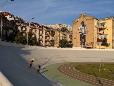 Kyiv, Ukrayna, bir adam stadyumda bisiklet sürüyor.