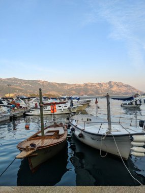 Deniz kıyısında balıkçı tekneleri. Marina. Budva. Karadağ