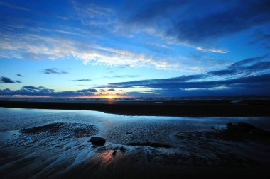İrlanda Denizi 'nin üzerinde, Maryport' ta, İngiltere 'nin manzaralı Cumbrian sahilinde güzel bir gün batımı..