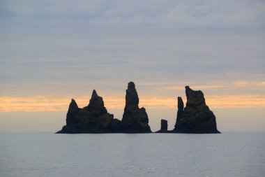Reynisdrangar deniz yığınları, Vik yakınlarında, İzlanda 'nın manzaralı güney kıyısında.