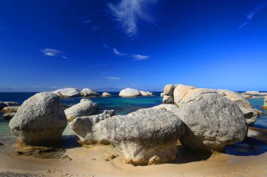 Güney Afrika 'daki Simon' s Town 'daki (Cape Town yakınlarında) manzaralı kaya plajı.