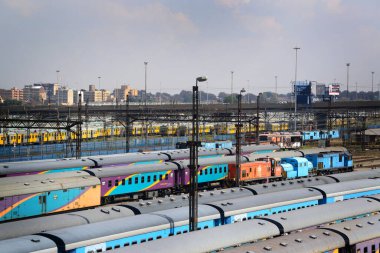 Johannesburg, Güney Afrika 'da bir sürü metro treni var. Mandela Köprüsü 'nden.