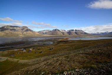 Svalbard 'ın Norveç takımadasında Longyear' ın hemen dışında bir manzara..