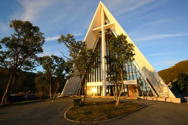 Kuzey Kutbu Katedrali, Tromso, Norveç. Kuzey Kutup Dairesi 'nin 200 mil yukarısında. Bu fotoğraf tam olarak gece yarısını 17 dakika geçe çekildi..