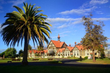 Hükümet Bahçeleri ve etkileyici Rotorua Müzesi binası, Rotorua, Yeni Zelanda