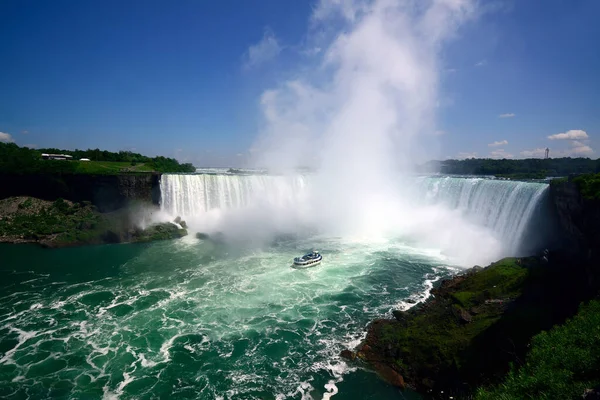 Las Espectaculares Cataratas Del Niágara Con Barco Maid Mist Vistas —  Fotos de Stock