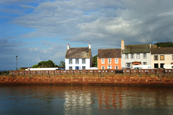 メリーポート イギリスのカンブリア海岸の港の横の家 — ストック写真