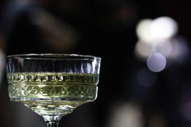 Bir bardak beyaz şarap.