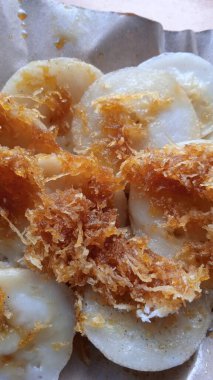 Laklak, Bali 'de sık sık geleneksel pazarlarda satılan geleneksel bir Bali abur cuburudur. Laklak, 3 cm çapında daire şeklinde küçük bir pasta ve tadı asla kaybolmaz..