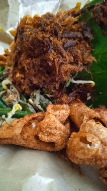 Uzun fasulye, fasulye filizi, kızarmış patates ve kızarmış tavuk derisi ile balili sığır eti pilavı Bali 'de en çok sevilen yiyeceklerden biridir..