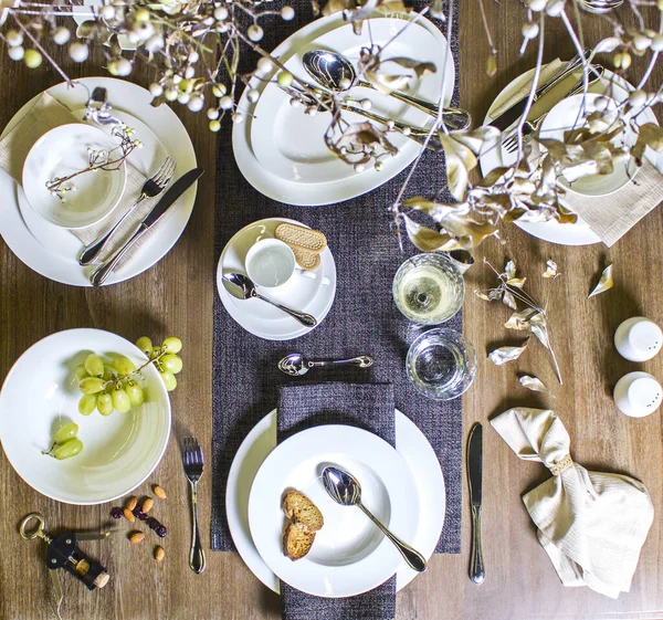 Wedding Table Setting Flowers Plates Cutlery Wooden Background — Fotografia de Stock